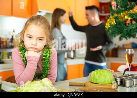 Ragazza che soffre di conflitti tra genitori Foto Stock