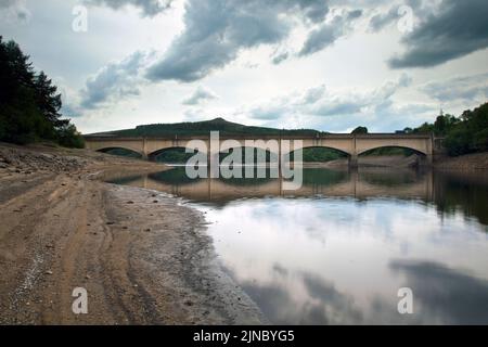 Condizioni di asciutto e basso livello di approvvigionamento idrico al serbatoio di Ladybower, Peak District, preso durante la siccità estate 2022 Foto Stock