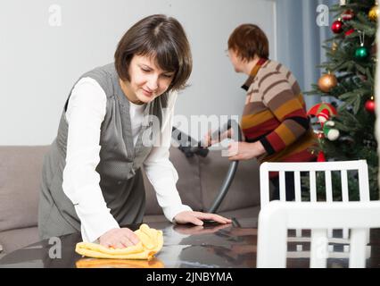 Famiglia amichevole riordino camera prima di Natale Foto Stock