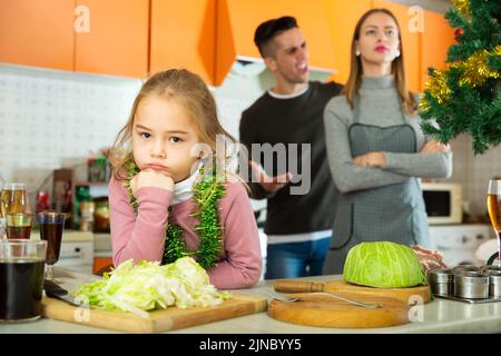 Ragazza che soffre di conflitti tra genitori Foto Stock