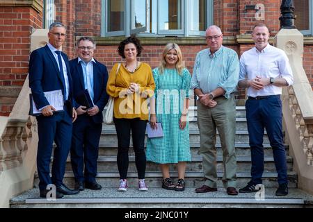 Belfast, Irlanda del Nord, Regno Unito. 10th agosto 2022 West Belfast Talks Back L-R Mark Simpson, Stephen Farry MP, Claire Hanna MP, Aoife Grace Moore, Steve Atkin, Chris Hazzard MP, Credit: Bonzo/Alamy Live News Foto Stock