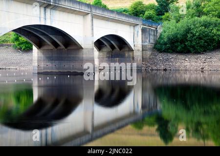 Condizioni di asciutto e basso livello di approvvigionamento idrico al serbatoio di Ladybower, Peak District, preso durante la siccità estate 2022 Foto Stock