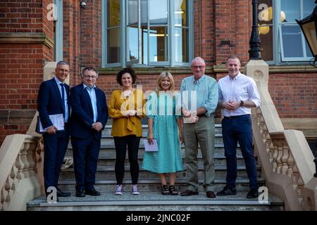 Belfast, Irlanda del Nord, Regno Unito. 10th agosto 2022 West Belfast Talks Back L-R Mark Simpson, Stephen Farry MP, Claire Hanna MP, Aoife Grace Moore, Steve Atkin, Chris Hazzard MP, Credit: Bonzo/Alamy Live News Foto Stock