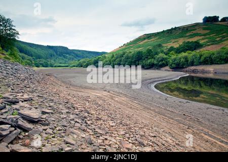 Condizioni di asciutto e basso livello di approvvigionamento idrico al serbatoio di Ladybower, Peak District, preso durante la siccità estate 2022 Foto Stock