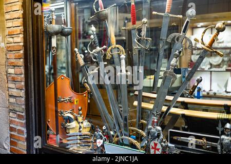 Spade e pugnali artigianali in un negozio artigianale di Toledo Foto Stock