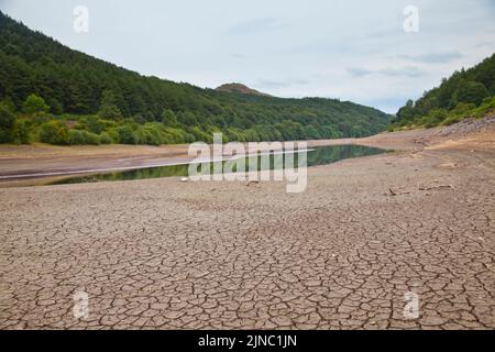 Condizioni di asciutto e basso livello di approvvigionamento idrico al serbatoio di Ladybower, Peak District, preso durante la siccità estate 2022 Foto Stock