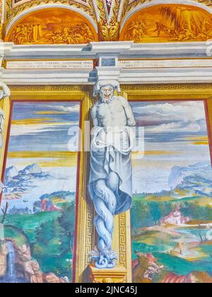 CERTOSA DI PAVIA, ITALIA - 9 APRILE 2022: L'affresco di Atlante con le gambe a serpentina, sala Studiolo al Museo della Certosa, il 9 aprile a Certosa di Pavia, Foto Stock