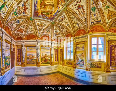 CERTOSA DI PAVIA, ITALIA - 9 APRILE 2022: Panorama di Studiolo, la sala medievale conservata del Museo della Certosa, il 9 aprile a Certosa di Pavia, Italia Foto Stock