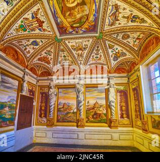 CERTOSA DI PAVIA, ITALIA - 9 APRILE 2022: Sala Studiolo dell'ex Palazzo Ducale, oggi Museo della Certosa, il 9 aprile a Certosa di Pavia, Italia Foto Stock