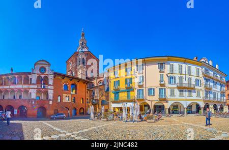 PAVIA, ITALIA - 9 APRILE 2022: Panorama di Piazza Grande, la popolare piazza del centro storico con ristoranti all'aperto e ville storiche che la circondano, Foto Stock