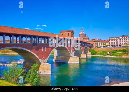 La Pavia medievale vanta lo storico Ponte Coperto o Ponte Vecchio ricostruito sul fiume Ticino Foto Stock