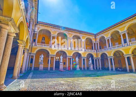 PAVIA, ITALIA - 9 APRILE 2022: Il cortile storico delle statue dell'Università, il 9 aprile a Pavia, Italia Foto Stock