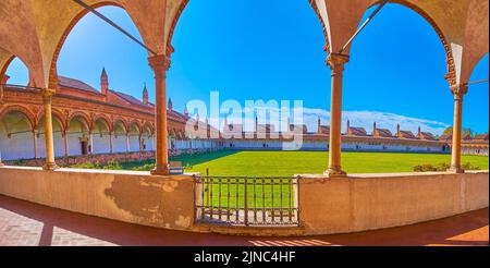 Panorama del Gran Chiostro, celle di monaco e galleria porticata coperta di Certosa di Pavia Foto Stock