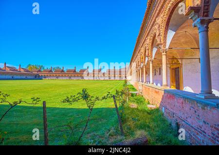 I pittoreschi portici scolpiti del Gran Chiostro in marmo rosso, monastero della Certosa di Pavia, Italia Foto Stock