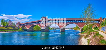 Il bellissimo ponte coperto Ponte Coperto che attraversa il Ticino a Pavia Foto Stock