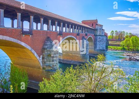 Ponte Coperto sul fiume Ticino è orgogliosa della città medievale di Pavia, Italia Foto Stock