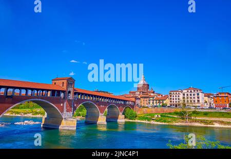 Il ponte ricostruito coperto Ponte Coperto che attraversa il Ticino a Pavia, Italia Foto Stock