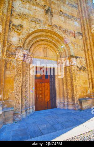 Il portale d'ingresso principale alla Chiesa di San Michele maggiore con decorazioni in pietra scolpita, Pavia, Italia Foto Stock