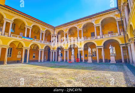 PAVIA, ITALIA - 9 APRILE 2022: Il grande cortile con la linea delle statue, Università di Pavia, il 9 aprile a Pavia, Italia Foto Stock