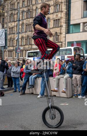 L'artista su una moto su una ruota. Edinburgh Festival Fringe 2022- 5 ago-29 ago, Edinburgh UK.75th anniversario. Foto Stock