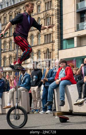 L'artista su una moto su una ruota. Edinburgh Festival Fringe 2022- 5 ago-29 ago, Edinburgh UK.75th anniversario. Foto Stock