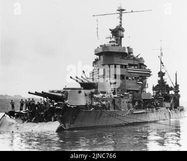 L'incrociatore pesante USS Minneapolis (CA-36) della Marina degli Stati Uniti a Tulagi con il siluro danneggiato ricevuto nella battaglia di Tassafaronga, la notte prima. La fotografia è stata scattata il 1 dicembre 1942, mentre i lavori iniziarono a tagliare via il relitto del suo arco. Foto Stock