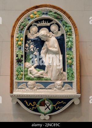 L'Adorazione del Bambino, Andrea della Robbia, dopo il 1477, glassato terracotta Foto Stock