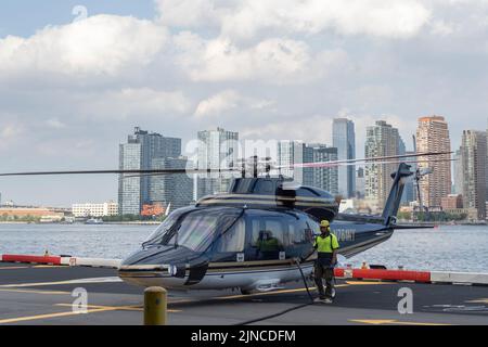 New York, New York, Stati Uniti. 10th ago, 2022. 10 agosto 2022: New York, USA: Ramp crew rifornire Governatore Kathy Hochul N.Y. polizia di Stato Sikorski Helicopter presso l'East 34th Street Heliport in preparazione per Gov. Hochul si reca ad Albany durante il sesto volo del suo elicottero il giorno stesso. Il governatore Hochul ha dovuto affrontare un maggiore controllo nel corso del mese scorso per il suo frequente utilizzo di elicotteri privati, prendendo voli finanziati dai contribuenti oltre 140 volte nel suo mandato, tra cui un volo per Buffalo per guardare una partita di Bills, mentre i newyorkesi sentono un crunch di trasporto sull'inflazione, Aumento dei prezzi del gas e un M locale Foto Stock