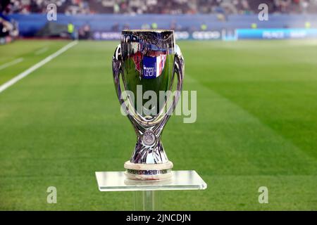 Helsinki, Finlandia. 10th ago, 2022. 10,8.2022, Olympiastadion/Stadio Olimpico, Helsinki. Super Coppa UEFA 2022. Real Madrid / Eintracht Frankfurt Super Cup Trophy Credit: AFLO Co. Ltd./Alamy Live News Foto Stock