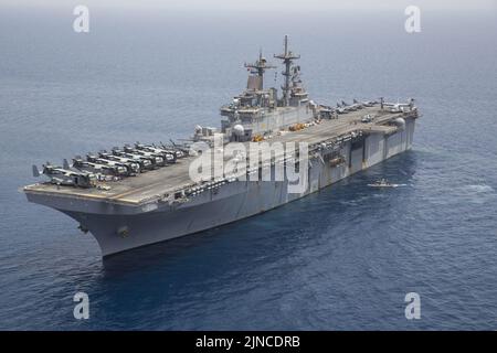 La nave d'assalto anfibio USS Kearsarge (LHD 3) conduce operazioni in mare il 30 maggio 2013, nel Golfo di Aden 130530 Foto Stock