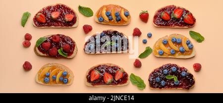 Pane tostato con gustose marmellate e frutta su sfondo di colore chiaro Foto Stock