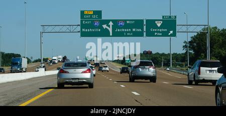 Tennessee, U.S.A - 23 giugno 2022 - le indicazioni stradali per l'Interstate 40 direzione est per Nashville e l'Interstate 240 direzione ovest per Jackson, Mississippi Foto Stock
