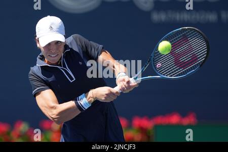 Toronto, Canada. 10th ago, 2022. Ajla Tomljanovic d'Australia restituisce la palla durante il secondo turno di single match femminile tra Ajla Tomljanovic d'Australia e IgA Swiatek di Polonia al torneo di tennis National Bank Open 2022 di Toronto, Canada, il 10 agosto 2022. Credit: Zou Zheng/Xinhua/Alamy Live News Foto Stock