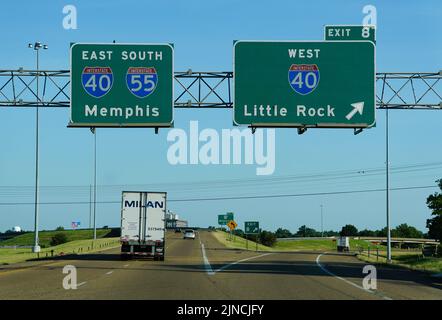 Arkansas, U.S.A - 23 giugno 2022 - le indicazioni per l'Interstate 40 direzione est e l'Interstate 55 direzione sud per Memphis e l'Interstate 40 direzione ovest per Little Ro Foto Stock