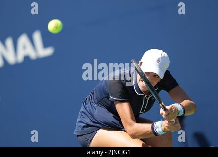 Toronto, Canada. 10th ago, 2022. Ajla Tomljanovic d'Australia restituisce la palla durante il secondo turno di single match femminile tra Ajla Tomljanovic d'Australia e IgA Swiatek di Polonia al torneo di tennis National Bank Open 2022 di Toronto, Canada, il 10 agosto 2022. Credit: Zou Zheng/Xinhua/Alamy Live News Foto Stock