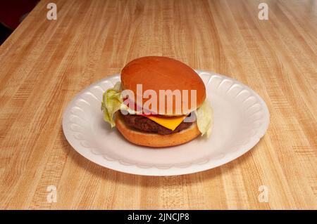 Delizioso cheeseburger con tutti i fissaggi su un panino Foto Stock