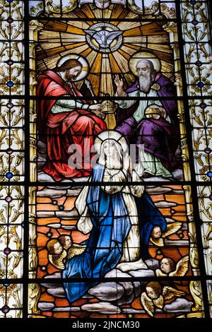 Colorate vetrate con scena religiosa della Vergine Maria, Basilica-Cattedrale di Notre-Dame de Quebec, Quebec City, Quebec, Canada. Foto Stock