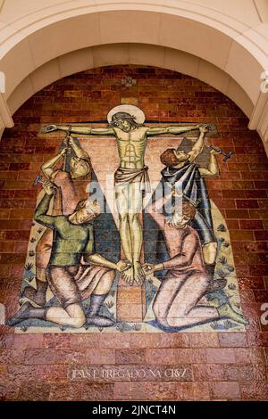 Scena religiosa dipinta sulle piastrelle in ceramica della basilica di Fatima, Portogallo. Foto Stock