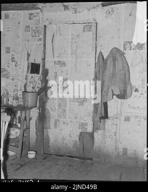 La porta posteriore che conduce dalla cucina nella casa di due camere in cui Charlie Davis sua moglie e due figli vivono.... Foto Stock