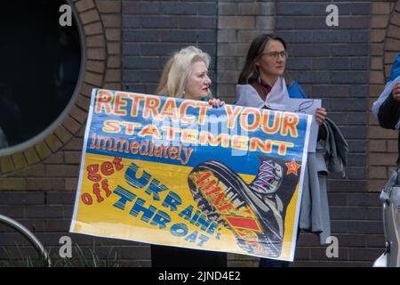 Sydney, Australia. 11th agosto 2022. Gli ucraini e i loro sostenitori hanno protestato presso l'ufficio di Sydney di Amnesty International al 79 di Myrtle St, Chippendale, accusandoli di diffondere propaganda russa e di cercare di screditare le forze armate ucraine. Senior Crisis Advisor di Amnesty International Donatella Rovera ha pubblicato un rapporto la scorsa settimana, affermando che la presenza di truppe ucraine nelle aree residenziali ha aumentato i rischi per i civili durante l'invasione della Russia. Credit: Richard Milnes/Alamy Live News Foto Stock