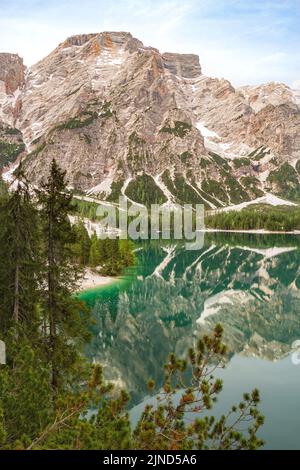 Il Monte Seekofel si specchia nelle acque limpide e calme dell'iconico lago naturale di montagna Pragser Wildsee (Lago di Braies) nelle Dolomiti, patrimonio dell'umanità dell'UNESCO Foto Stock