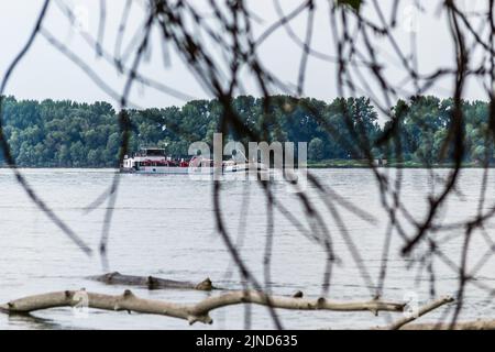 Novi Sad, Serbia - Settembre 29. 2019: Autocisterna sul Danubio a Petrovaradin vicino alla città di Novi Sad. Foto Stock