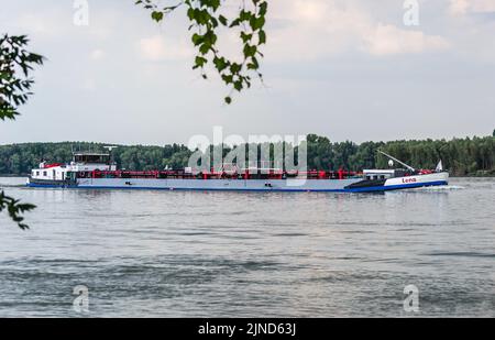 Novi Sad, Serbia - Settembre 29. 2019: Autocisterna sul Danubio a Petrovaradin vicino alla città di Novi Sad. Foto Stock