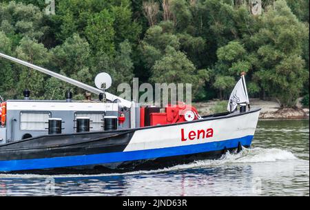 Novi Sad, Serbia - Settembre 29. 2019: Autocisterna sul Danubio a Petrovaradin vicino alla città di Novi Sad. Foto Stock