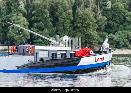 Novi Sad, Serbia - Settembre 29. 2019: Autocisterna sul Danubio a Petrovaradin vicino alla città di Novi Sad. Foto Stock