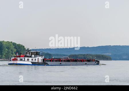 Novi Sad, Serbia - Settembre 29. 2019: Autocisterna sul Danubio a Petrovaradin vicino alla città di Novi Sad. Foto Stock