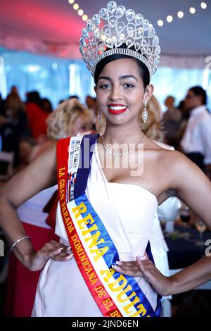 New York City, Stati Uniti. 10th ago, 2022. Regina di bellezza dominicana che rappresenta il Bronx, Melody Pérez posa durante la pulizia del patrimonio dominicano a Gracie Mansion il 10 agosto 2022 a New York City, USA. (Foto di John Laparski/Sipa USA) Credit: Sipa USA/Alamy Live News Foto Stock