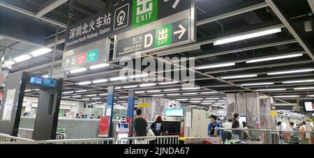 Shenzhen, Cina: I passeggeri che entrano a Shenzhen con la ferrovia ad alta velocità devono avere un codice verde di rilevamento di acido nucleico di 48 ore. A1 il personale di uscita sta verificando il Foto Stock