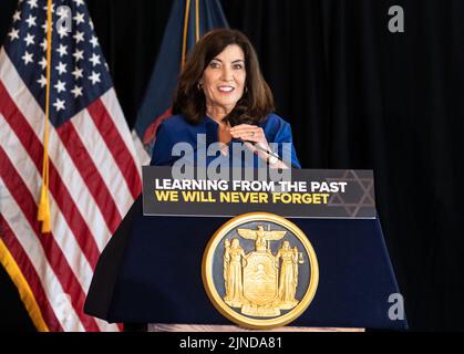 New York, Stati Uniti. 10th ago, 2022. Il governatore Hochul parla prima di firmare una legge per sostenere e onorare i sopravvissuti all'Olocausto al Museum of Jewish Heritage di New York il 10 agosto 2022. (Foto di Lev Radin/Sipa USA) Credit: Sipa USA/Alamy Live News Foto Stock