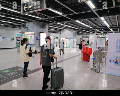 Shenzhen, Cina: I passeggeri che entrano a Shenzhen con la ferrovia ad alta velocità devono avere un codice verde di rilevamento di acido nucleico di 48 ore. A1 il personale di uscita sta verificando il Foto Stock